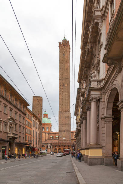 due торри в болонье - torre degli asinelli стоковые фото и изображения