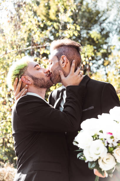 couple gai baisers pour le mariage - homosexual wedding married engagement photos et images de collection