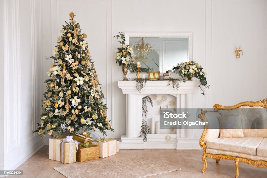 Dekorasi Natal Vintage Dekorasi Natal Di Studio Ruang Tamu Bergaya Klasik Dengan Kursi Berlengan Vintage Perapian Pohon Natal Interior Tahun Baru Foto Stok - Unduh Gambar Sekarang - iStock