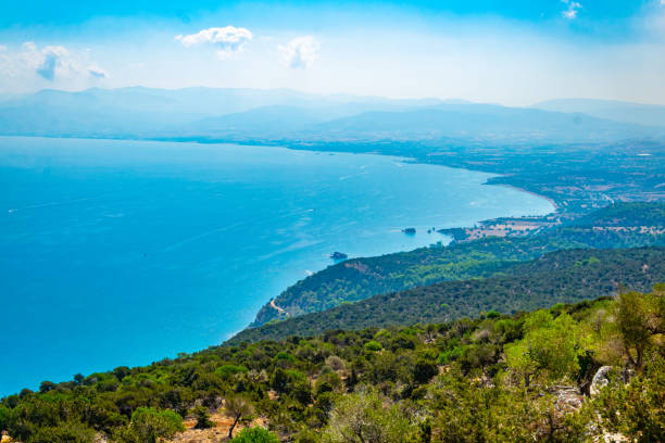 vista aérea de la bahía de chrysochou en chipre - akamas fotografías e imágenes de stock