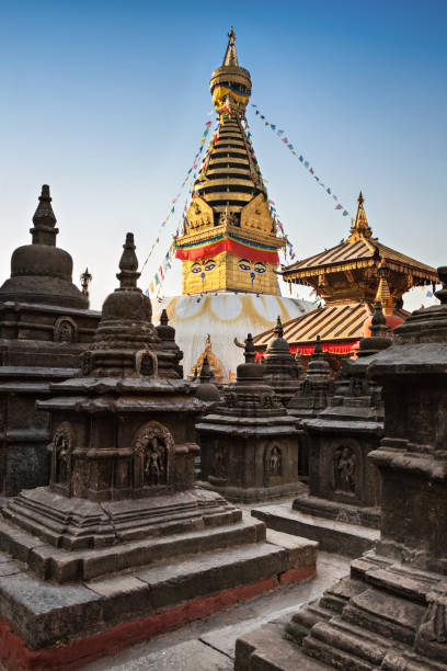 храм сваямбхунат - bodnath stupa kathmandu stupa flag стоковые фото и изображения