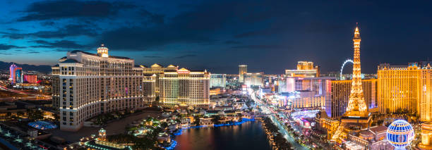 skyline de las vegas da arquitectura da cidade no por do sol - trump tower - fotografias e filmes do acervo