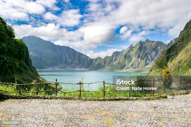 Foto de Lago Crater Do Mt Pinatubofilipinas e mais fotos de stock de Monte Pinatubo - Monte Pinatubo, Azul, Beleza