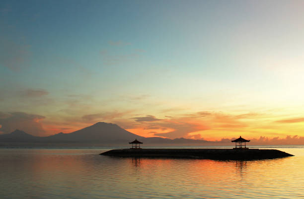 아 궁 산 새벽 전망 사 누르 비치, 발리, 인도네시아 - sanur 뉴스 사진 이미지