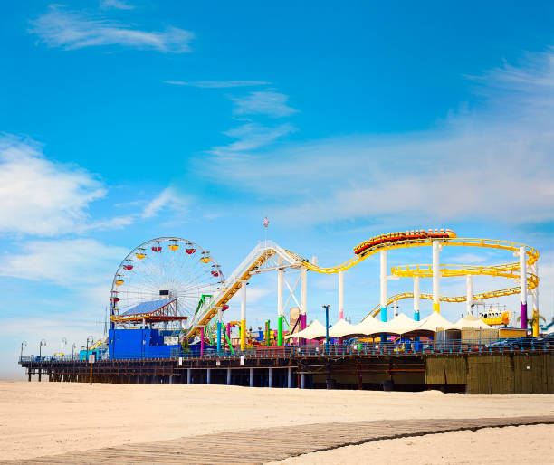 пляж санта-моники и пирс - santa monica pier фотографии стоковые фото и изображения