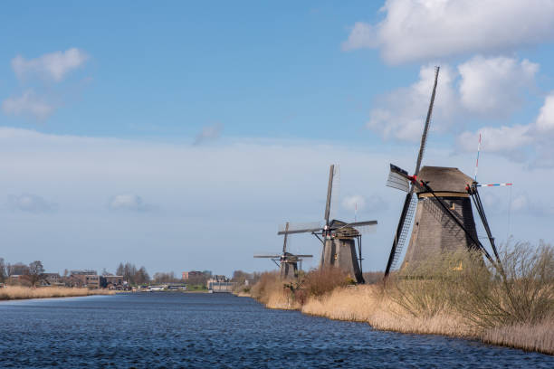 moinhos de vento em kinderdijk perto de rotterdam países baixos - 7649 - fotografias e filmes do acervo