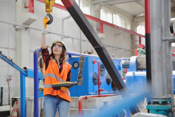 jeune femme travaillant dans l’usine - heavy plant photos et images de collection