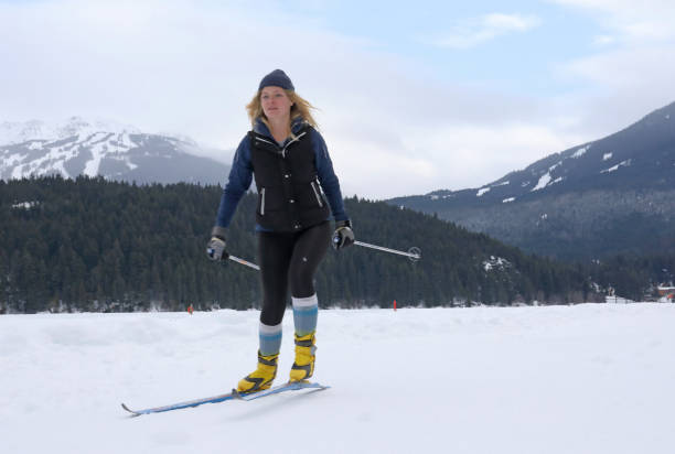 esquís de skate para mujer joven en entorno de montaña - 32557 fotografías e imágenes de stock