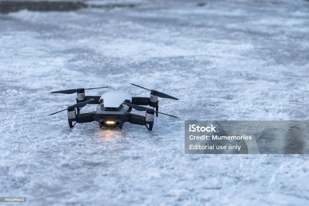 Drone sistema de aviones no tripulados estacionado en espera en el piso - Foto de stock de Dron libre de derechos