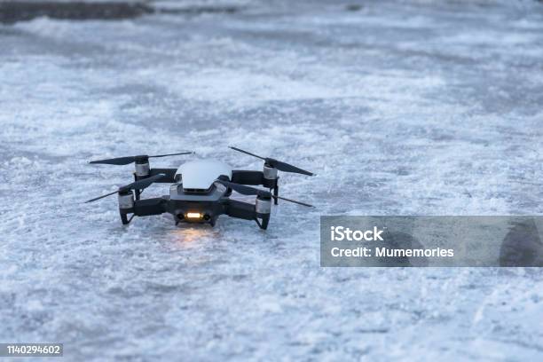 Drone Sistema De Aviones No Tripulados Estacionado En Espera En El Piso Foto de stock y más banco de imágenes de Dron