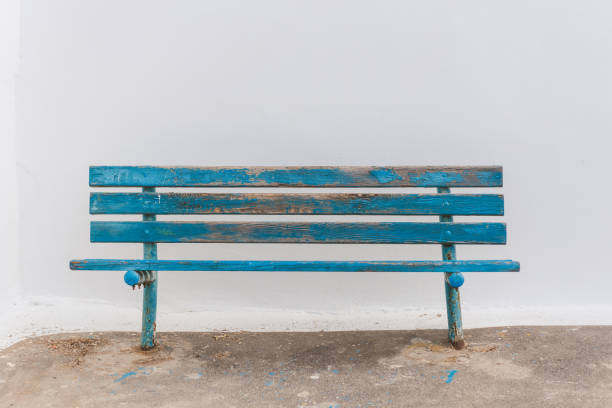 alte blaue bank gegen wand - dirty bench empty park stock-fotos und bilder