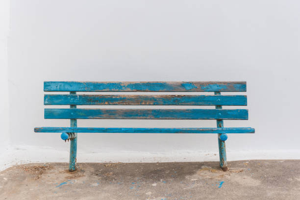 vieux banc bleu contre le mur - dirty bench empty park photos et images de collection