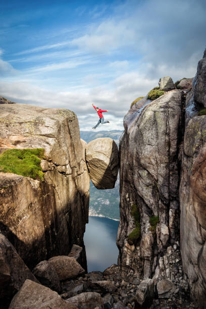 norwegens kjeragbolten-jump - kjeragbolten stock-fotos und bilder