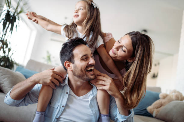 szczęśliwa rodzina bawiąc się w domu - family father child mother zdjęcia i obrazy z banku zdjęć