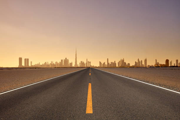 dubai skyline y highway at sunset, emiratos árabes unidos - vanishing point fotografías e imágenes de stock