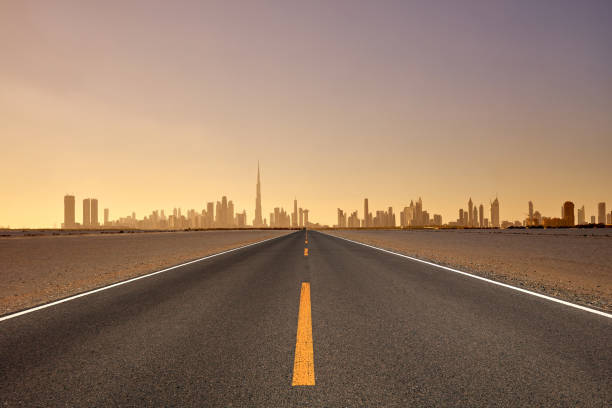 skyline e autostrada di dubai al tramonto, emirati arabi uniti - vanishing point foto e immagini stock