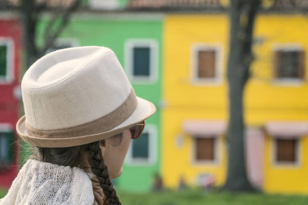 solo traveler, young woman tourist walking on burano island, venice, italy, city of romance, typical venetian sights, travel destinations, outdoors, tourism, exploration, adventure, travel, multicolored, wanderlust - travel outdoors tourist venice italy imagens e fotografias de stock