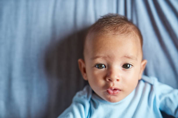 самое сладкое лицо в мире - baby lying down indoors one person стоковые фото и изображения