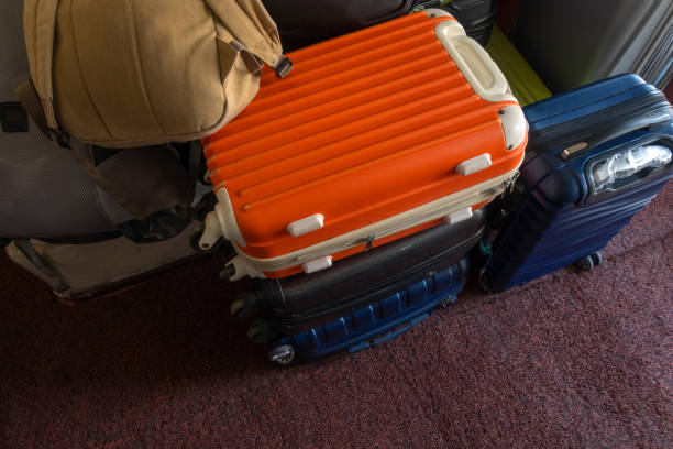 Many luggage and bagage lie one upon another