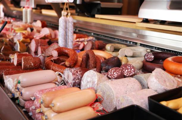 auswahl an feinen wurstwaren - butchers shop meat sausage store stock-fotos und bilder