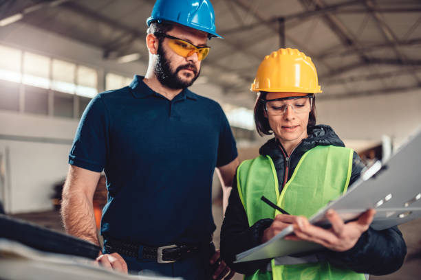 inspecteur de processus de contrôle de la qualité écrivant un rapport - inspector safety construction reflective clothing photos et images de collection