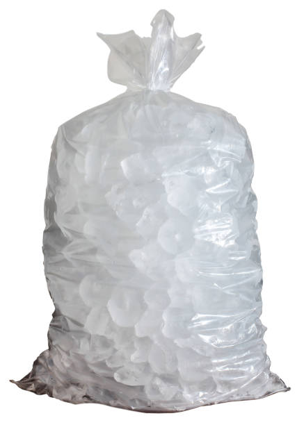 sac en plastique avec la glace sur le fond blanc - ice pack photos photos et images de collection