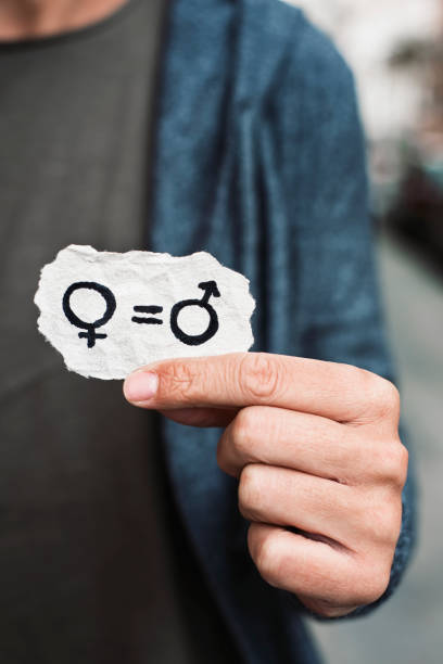 gleichstellung der geschlechter in einem blatt papier - equal sign fotos stock-fotos und bilder