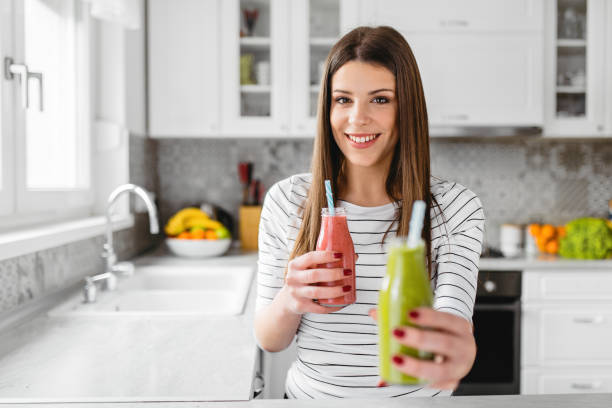 здоровое питание и образ жизни - women juice drinking breakfast стоковые фото и изображения