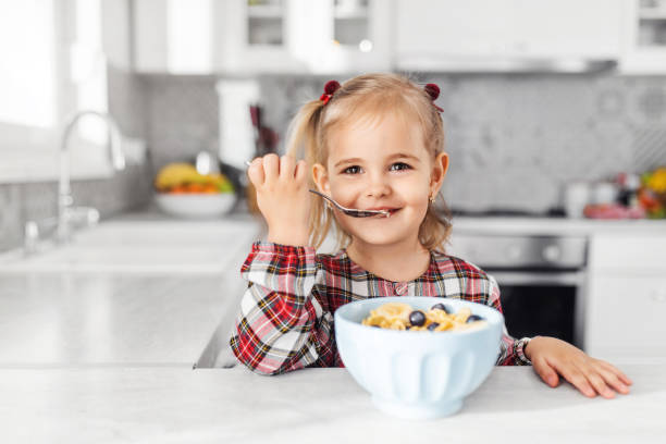 아름 다운 어린 소녀 시리얼, 우유와 부엌에서 블루 베리와 아침 식사 - beautiful smiling vegetable calcium 뉴스 사진 이미지