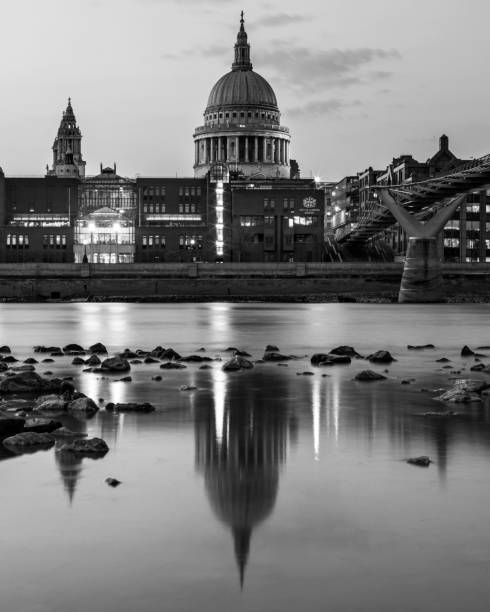 cattedrale di st. pauls e riflessione a londra - st pauls cathedral travel destinations reflection london england foto e immagini stock