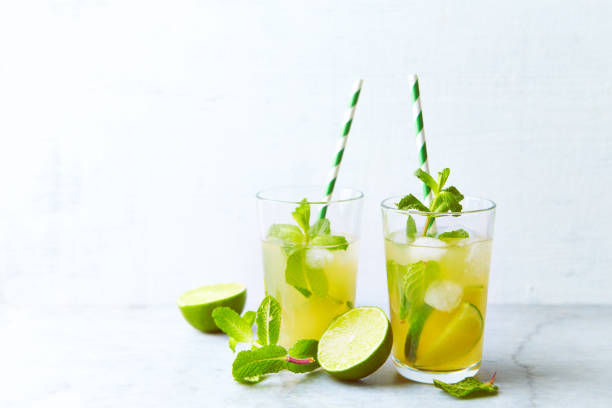 eisgrün mit limettensaft, honig und frischen minzblättern (tra chanh, vietnamesischer eistee) - mint tea lemon tea leaves glass stock-fotos und bilder
