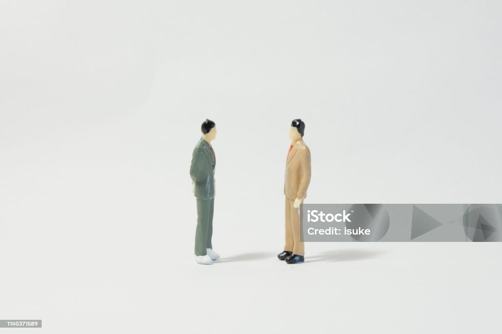 Deux hommes d’affaires parlant - Photo de Figurine libre de droits