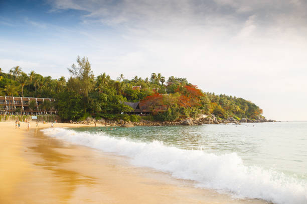 silhouette splendido scenario durante il sole della spiaggia nella provincia di phuket in thailandia. questo è molto popolare per fotografi e turisti. viaggi e concetto naturale. - phuket province thailand tourist asia foto e immagini stock