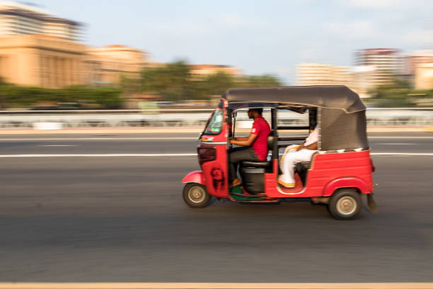 ein motorrad tuk tuk mit passagieren, verschwommene geschwindigkeit bewegung in colombo, sri lanka. - sri lanka jinrikisha rickshaw tricycle stock-fotos und bilder