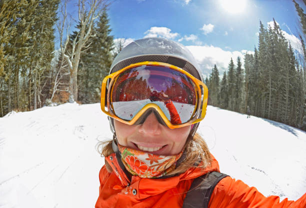 mujer feliz tomando selfie en invierno en las montañas de los cárpatos, bukovel - snowboarding snowboard teenager red fotografías e imágenes de stock