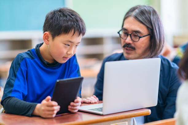 小学校における男子教員の授業技術 - elementary school waist up indoors childhood ストックフォトと画像