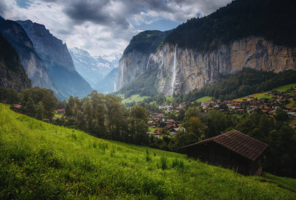 ponury widok na alpejską wioskę. lokalizacja miejsce alpy szwajcarskie, dolina lauterbrunnen, wodospad staubbach, europa. - interlaken mountain meadow switzerland zdjęcia i obrazy z banku zdjęć