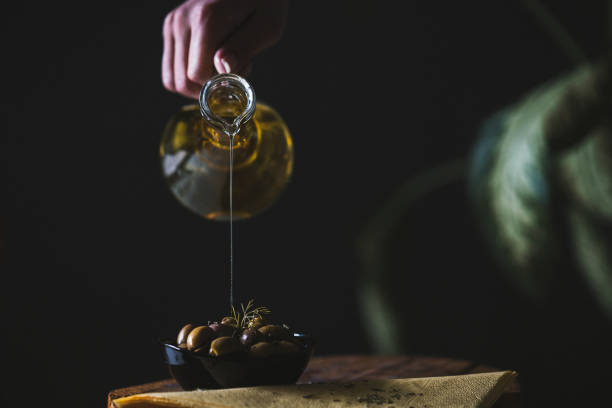 azeite - olive oil bottle olive cooking oil - fotografias e filmes do acervo