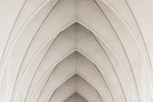 Arcos en una iglesia moderna photo