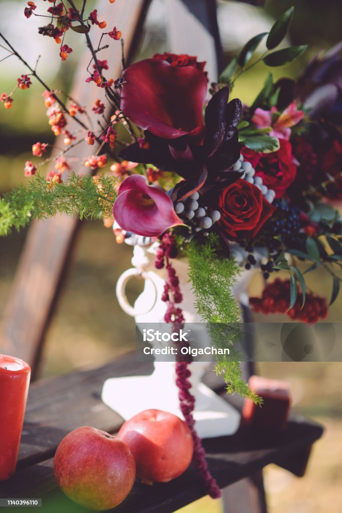Conjunto De Decoración De La Boda Otoño Al Aire Libre Arreglo Floral De Flores Y Frutas Detalles De La Ceremonia De La Boda Escenografía Para El Decorador De Recién Casados Foto de Conjunto De Decoración De La Boda Otoño Al Aire Libre Arreglo Floral De Flores Y Frutas Detalles De La Ceremonia De La Boda Escenografía Para El Decorador De Recién Casados Foto de