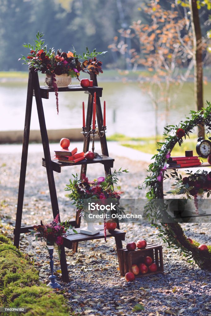 Conjunto De Decoración De La Boda Otoño Al Aire Libre Arreglo Floral De Flores Y Frutas Detalles De La Ceremonia De La Boda Escenografía Para El Decorador De Recién Casados Foto de Conjunto De Decoración De La Boda Otoño Al Aire Libre Arreglo Floral De Flores Y Frutas Detalles De La Ceremonia De La Boda Escenografía Para El Decorador De Recién Casados Foto de