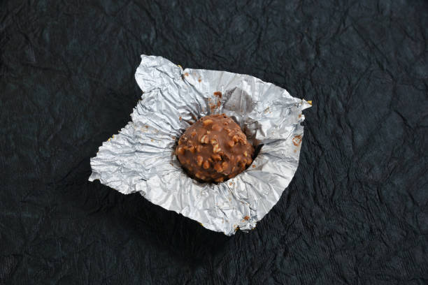 hausgemachte schokoladenkugel - italian culture chocolate candy chocolate truffle stock-fotos und bilder