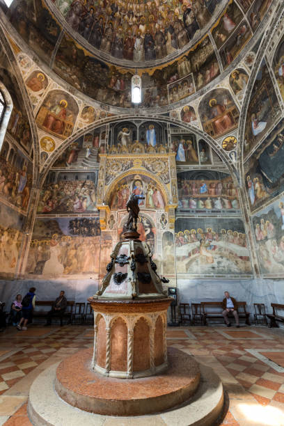 duomo vaftizci john baptist heykeli veya giusto de menabuoi tarafından santa maria assunta katedrali (1375-1376). - vaftizhane stok fotoğraflar ve resimler