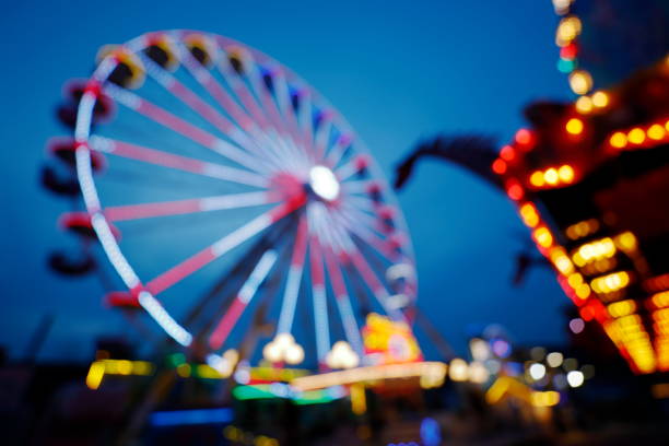 rueda gigante en el funfair - ferris wheel carnival amusement park wheel fotografías e imágenes de stock