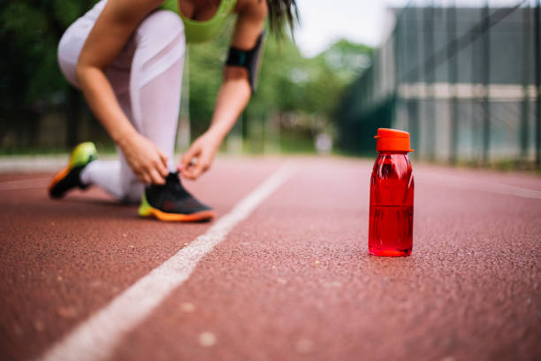 그녀는 경주에 대 한 준비가 - rivalry starting block track and field athlete track and field 뉴스 사진 이미지