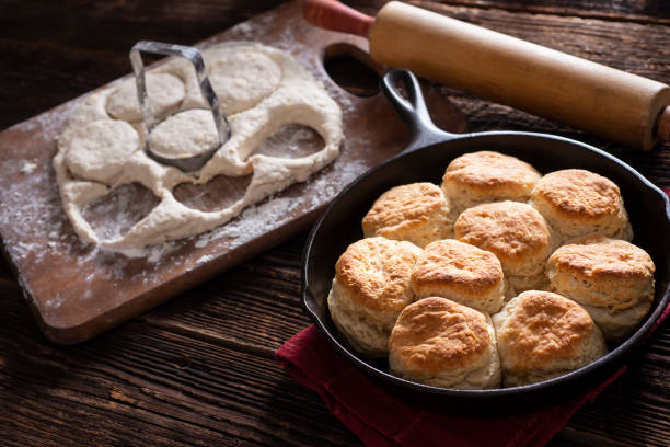 fabrication de biscuits - biscuit au babeurre photos et images de collection