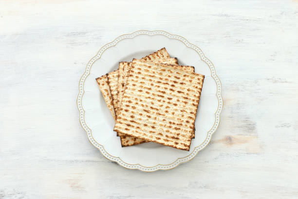 concept de célébration de pesah (fête juive de pâque). vue de dessus, plat lay - matzo photos et images de collection