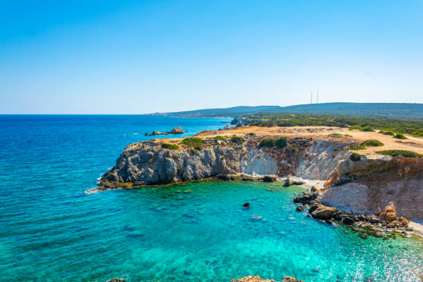 costa lacerata di zafer burnu conosciuta come capo apostolos andreas a cipro - karpas foto e immagini stock