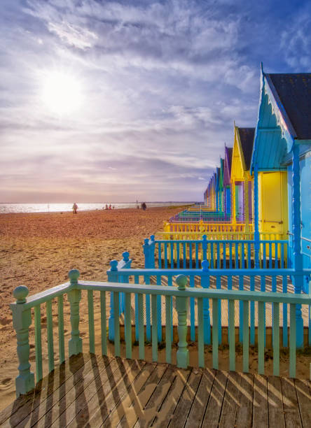 capanne sulla spiaggia nell'isola di mersea - essex foto e immagini stock