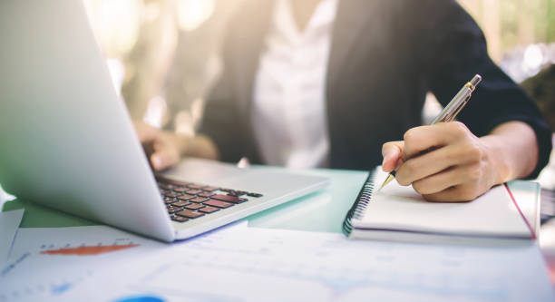 giovani donne che lavorano e usavano il computer, il concetto di lavoro. - descrizione foto e immagini stock